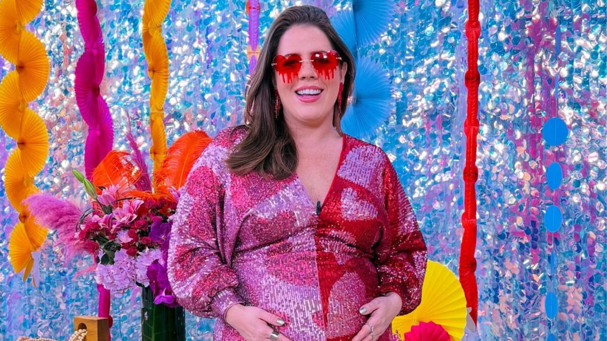 Tati Machado com a mão na barriga de grávida