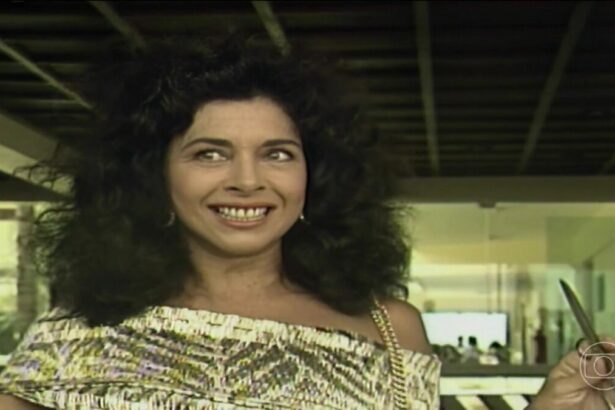 Betty Fari veste um vestido dourado em cena do último capítulo de Tieta