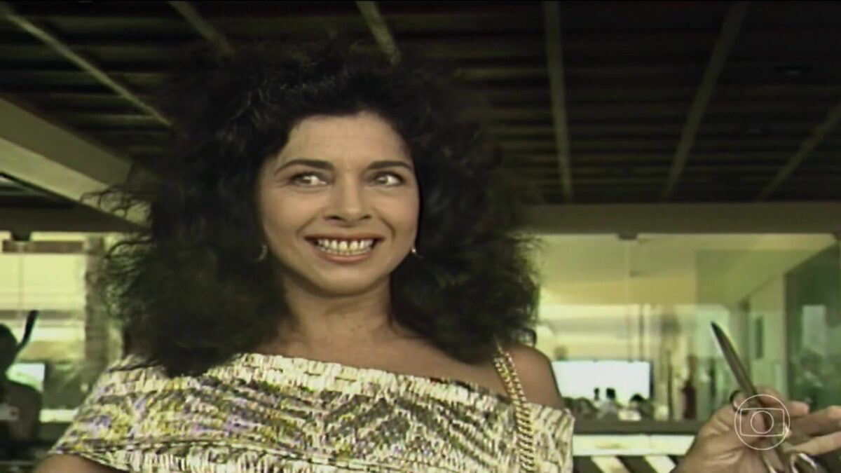 Betty Fari veste um vestido dourado em cena do último capítulo de Tieta
