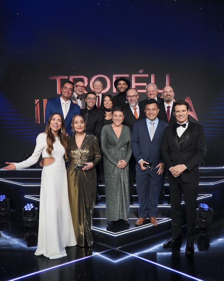 Patricia Abravanel e Celso Portiolli ao lado dos jurados do Troféu Imprensa no palco da premiação
