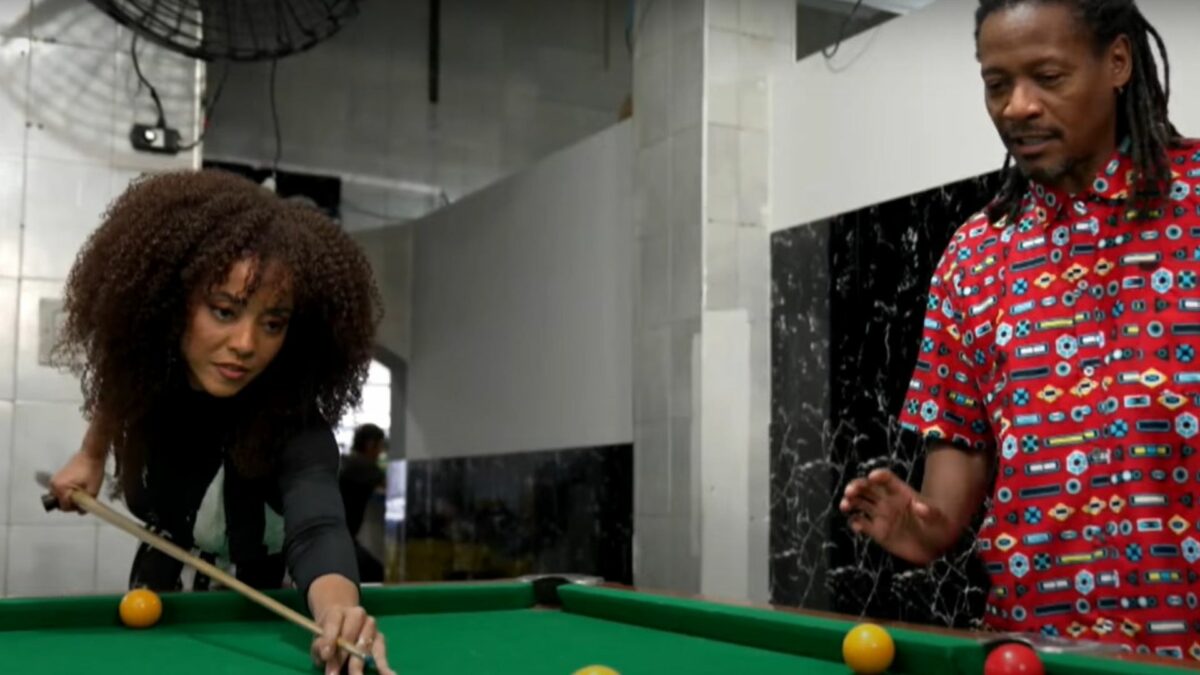 Valéria Almeida jogando sinuca em trecho do Paulistar na Casa Verde