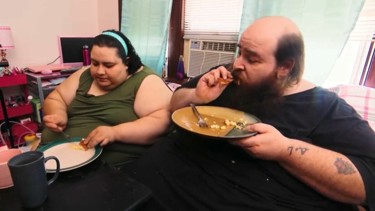 Casal Vianey e Allen comendo, em trecho do programa Quilos Mortais