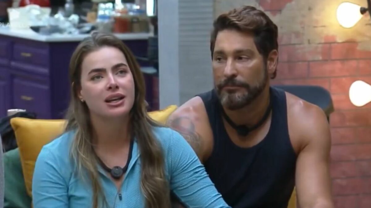 Victor Pecoraro e Rayanne Morais na sala do Power Couple