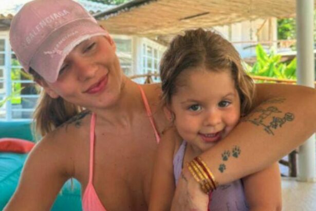 Virginia Fonseca e Maria Flor em foto posada de abraço mãe e filha