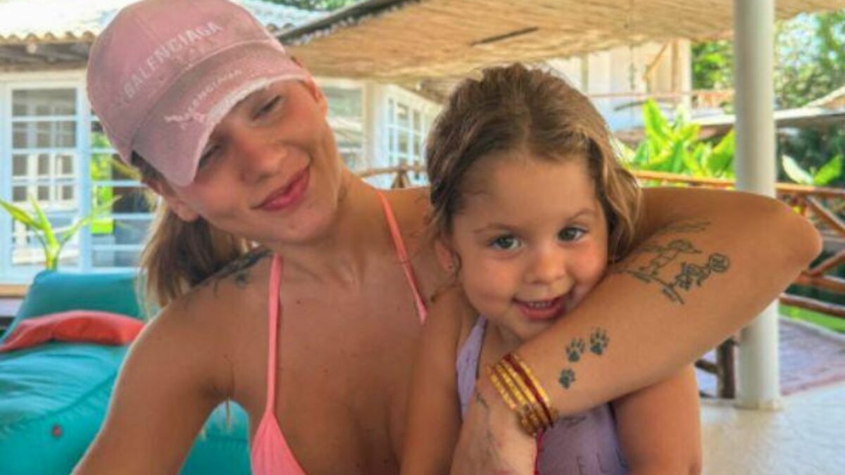 Virginia Fonseca e Maria Flor em foto posada de abraço mãe e filha