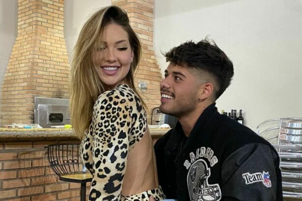 Virginia Fonseca sentando no colo de Zé Felipe em foto espontânea