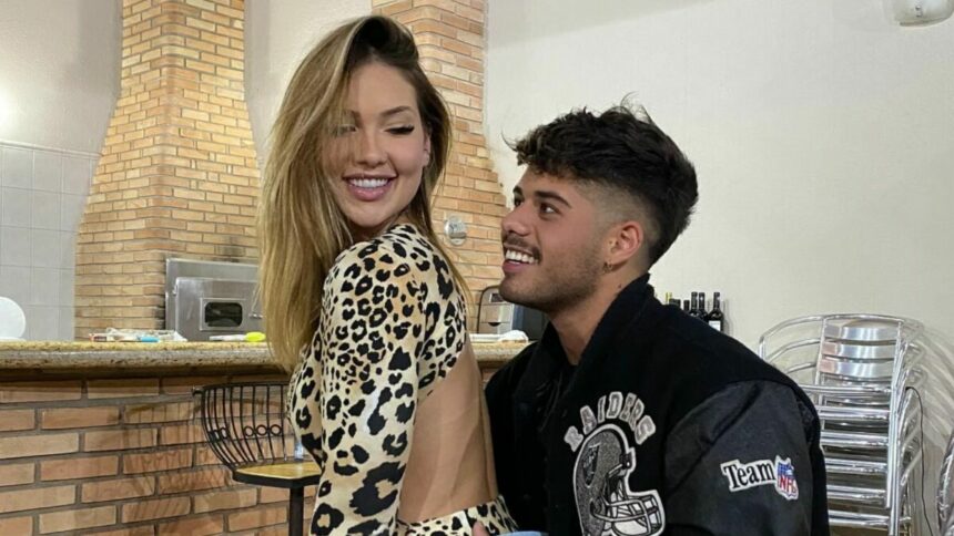 Virginia Fonseca sentando no colo de Zé Felipe em foto espontânea