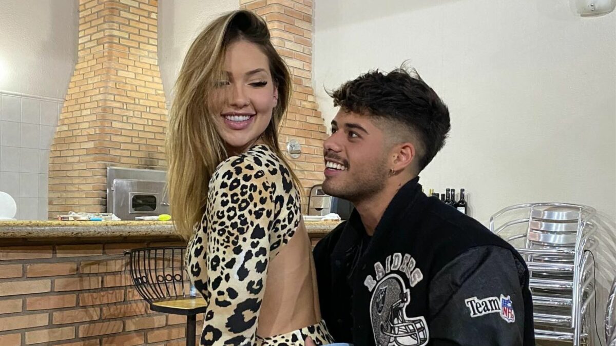 Virginia Fonseca sentando no colo de Zé Felipe em foto espontânea