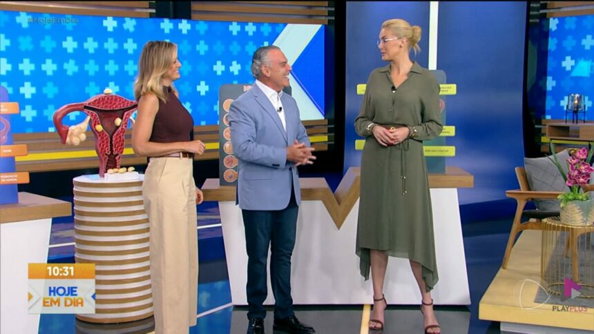 Ticiane Pinheiro, Dr. Antonio Sproesser e Ana Hickmann em pé no cenário do Hoje em Dia. Eles estão sorridentes durante o quadro 'Você e o Doutor'.