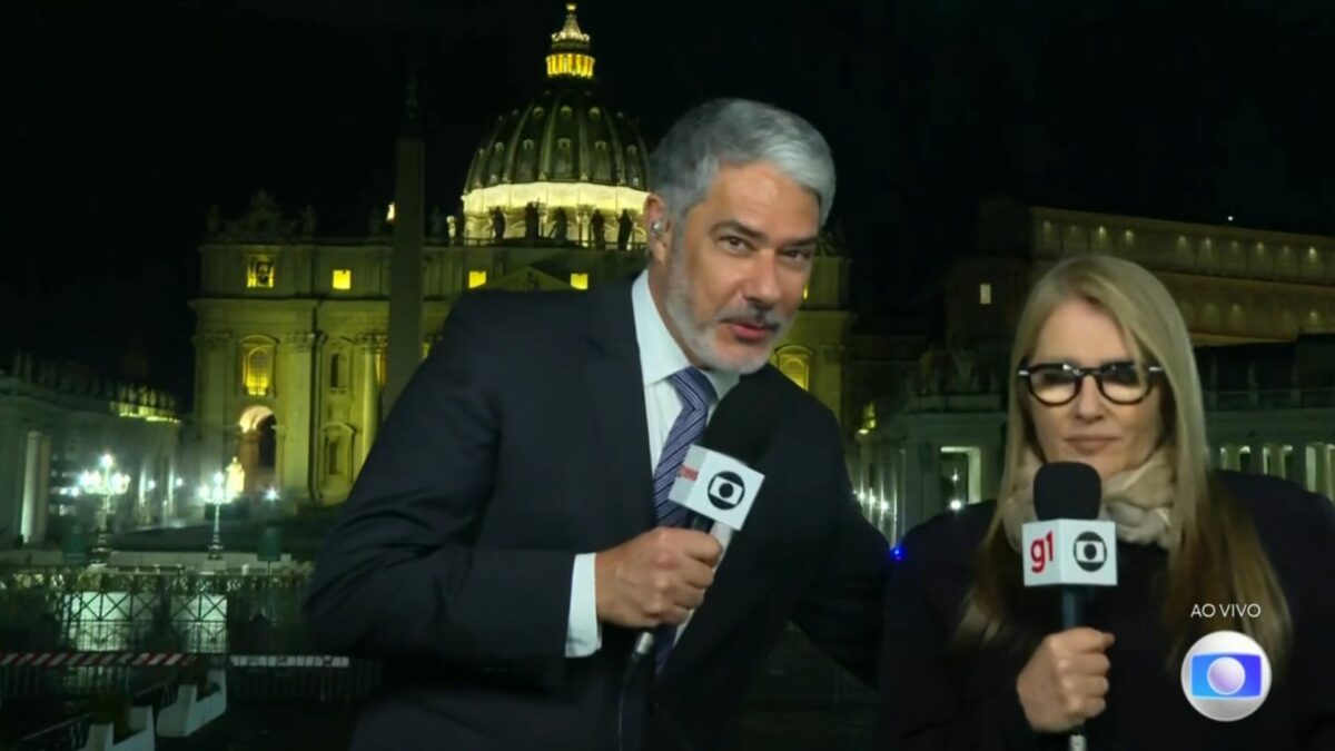 William Bonner tentando dar um abraço em Ilze Scamparini ao vivo no Jornal Nacional