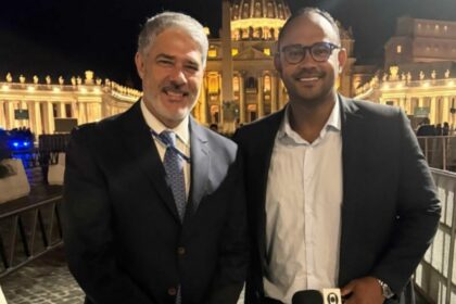 William Bonner e Vanderson Nascimento, em foto posada e sorridente, na frente do Vaticano