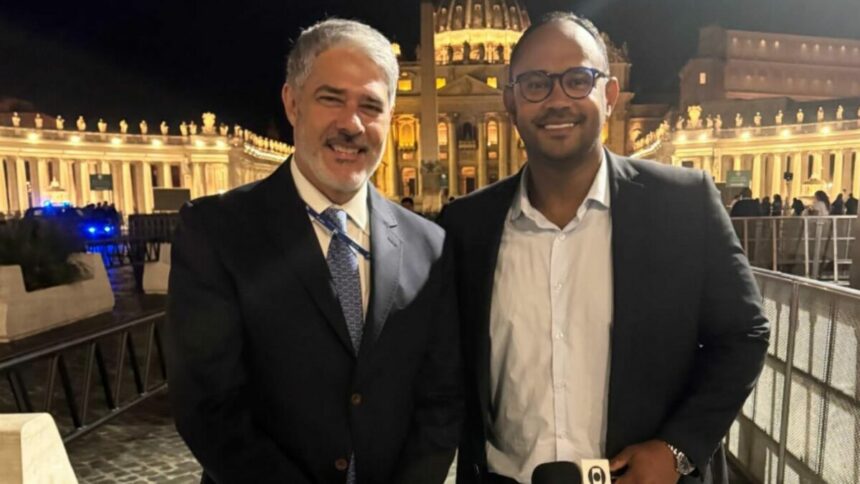 William Bonner e Vanderson Nascimento, em foto posada e sorridente, na frente do Vaticano