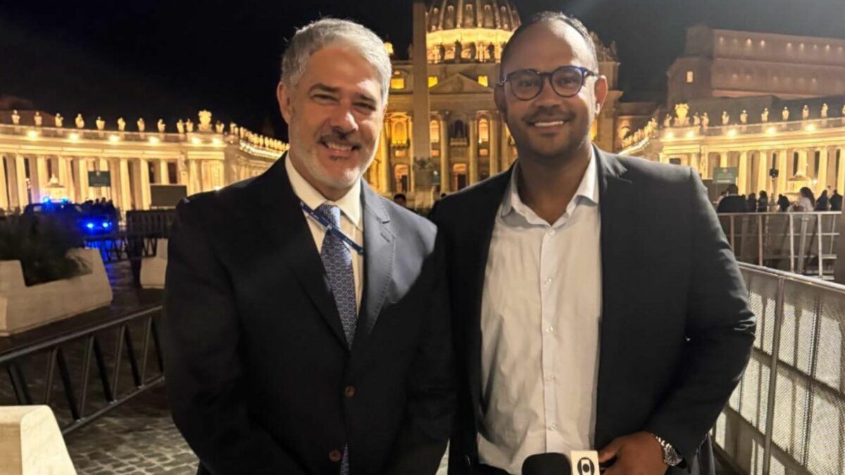 William Bonner e Vanderson Nascimento, em foto posada e sorridente, na frente do Vaticano