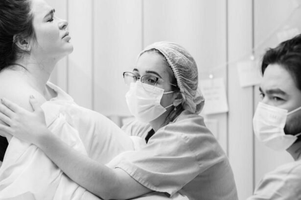 Yudi Tamashiro e Mila Braga, junto com uma médica, em trecho do trabalho de parto