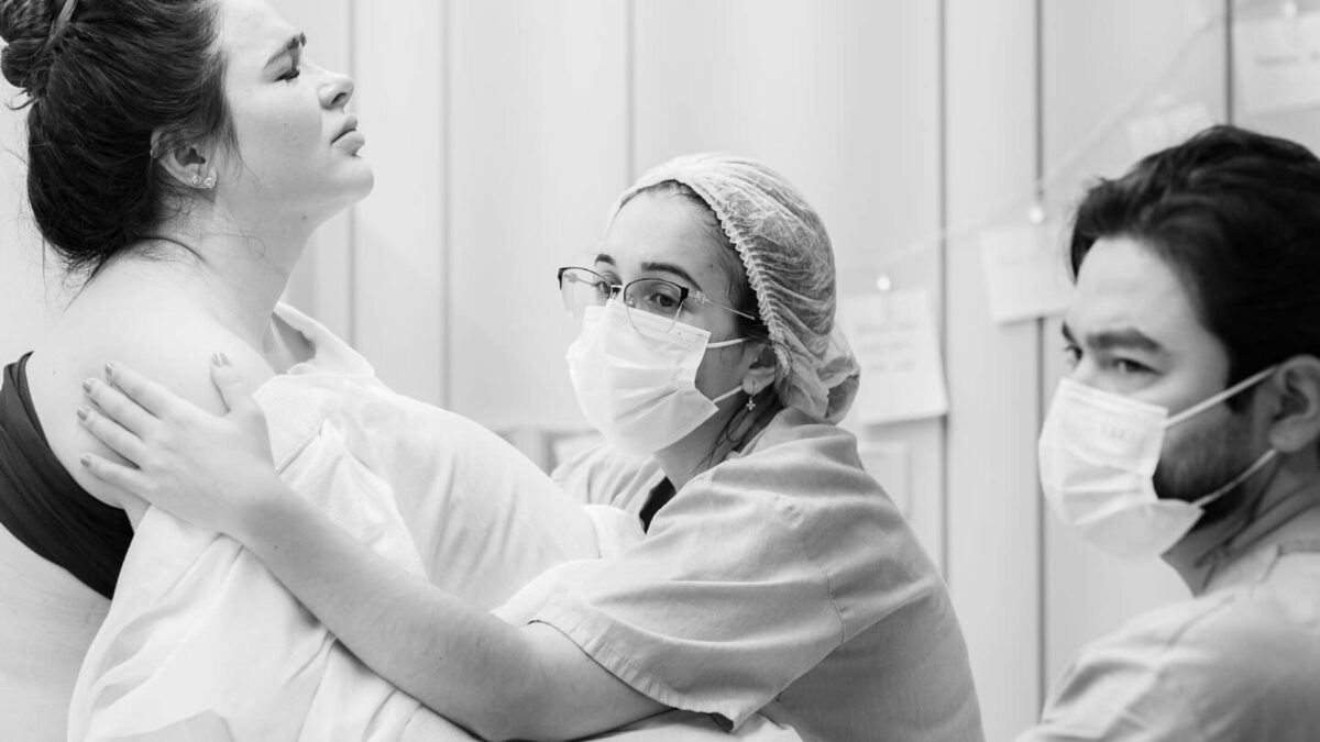 Yudi Tamashiro e Mila Braga, junto com uma médica, em trecho do trabalho de parto