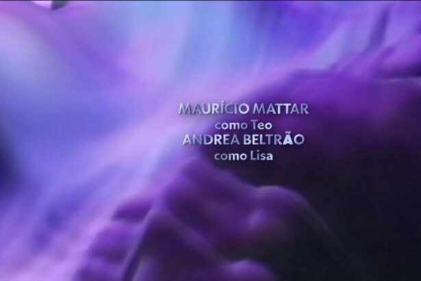 Nome dos atores Maurício Mattar e Andrea Beltrão na nova abertura de A Viagem no Vale A Pena Ver de Novo na Globo. As artes em cor de vinho e lilás estão em HD, assim como os créditos