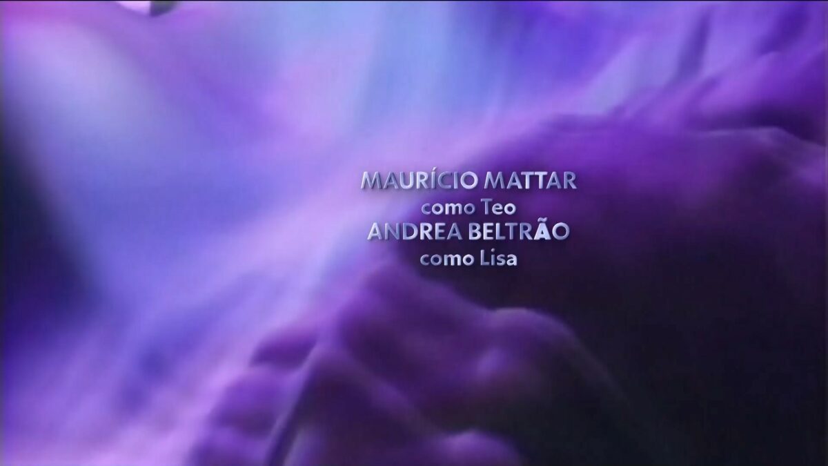 Nome dos atores Maurício Mattar e Andrea Beltrão na nova abertura de A Viagem no Vale A Pena Ver de Novo na Globo. As artes em cor de vinho e lilás estão em HD, assim como os créditos