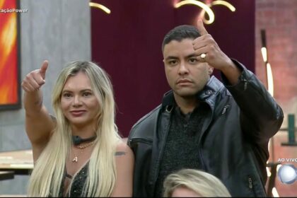 Ana Paula e Antony fazem sinal de ok para Felipe Andreoli e Rafa Brites após perderem DR falsa no Power Couple Brasil 7