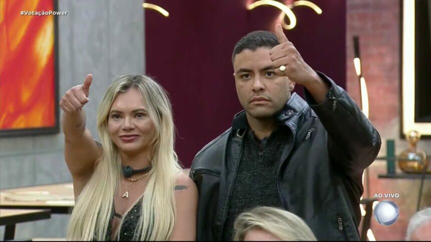 Ana Paula e Antony fazem sinal de ok para Felipe Andreoli e Rafa Brites após perderem DR falsa no Power Couple Brasil 7