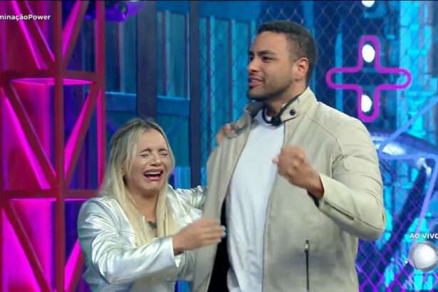 Ana Paula chorando ao lado de Antony no palco do Power Couple Brasil 7. Eles vestem roupas claras