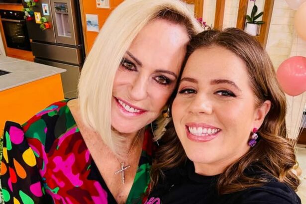Ana Maria Braga sorrir abraçando Tati Machado em uma selfie no cenário do Mais Você