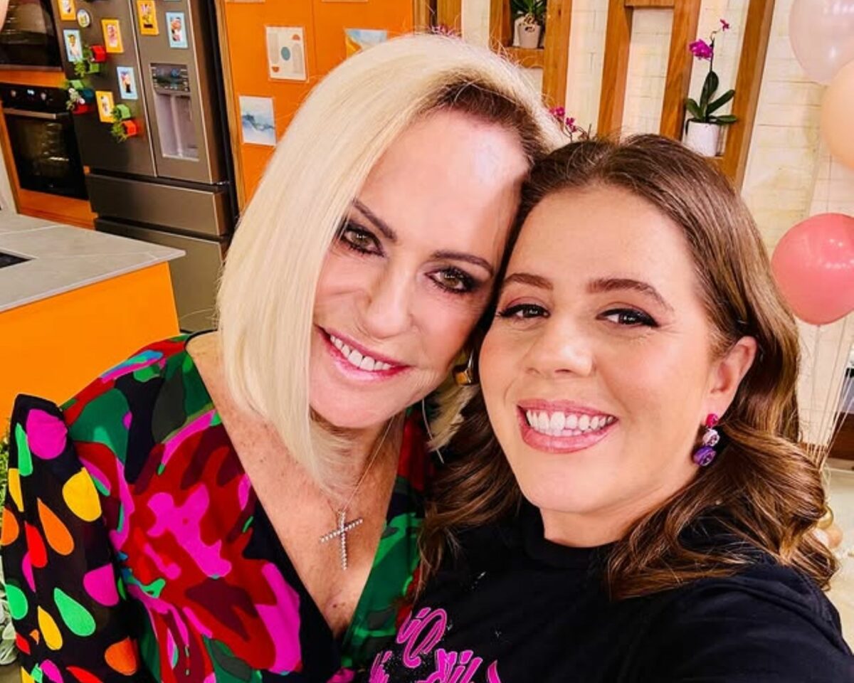 Ana Maria Braga sorrir abraçando Tati Machado em uma selfie no cenário do Mais Você