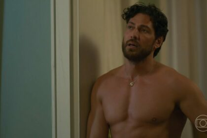 Ângelo Rodrigues sem camisa em cena de Vale Tudo