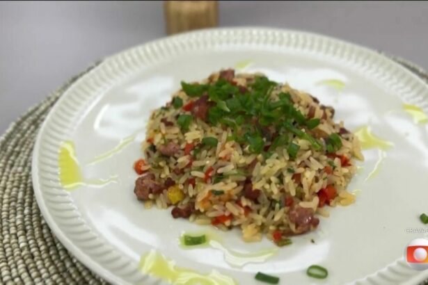 Arroz de linguiça da Talitha Morete pronta em um prato branco do É de Casa da TV Globo
