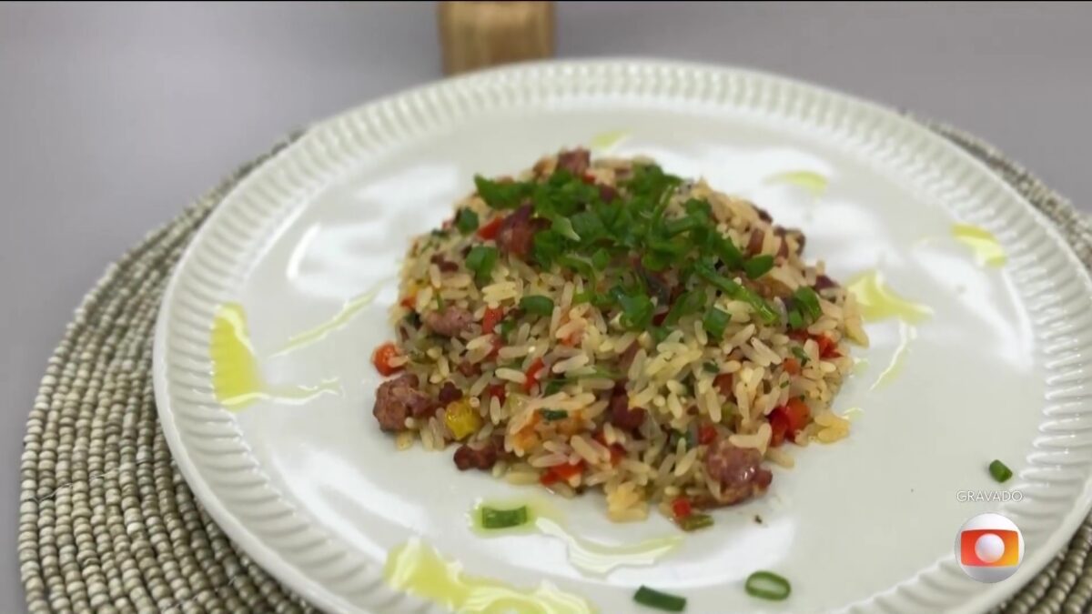 Arroz de linguiça da Talitha Morete pronta em um prato branco do É de Casa da TV Globo
