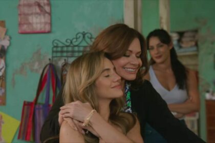 Mãe abraça filha enquanto a outra observa no canto da sala em cena da novela mexicana As Filhas da Senhora Garcia
