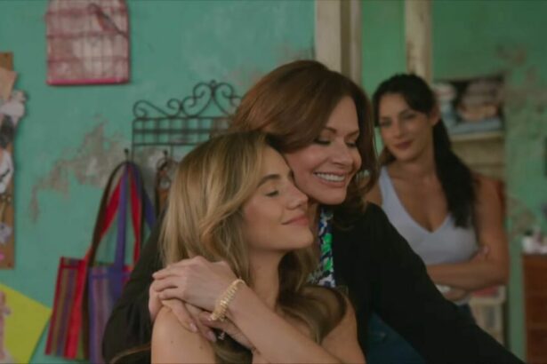 Mãe abraça filha enquanto a outra observa no canto da sala em cena da novela mexicana As Filhas da Senhora Garcia