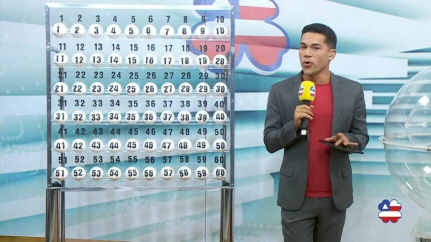 Apresentador do Bahia dá Sorte em frente ao painel com as bolas do sorteio deste domingo, 04 de maio