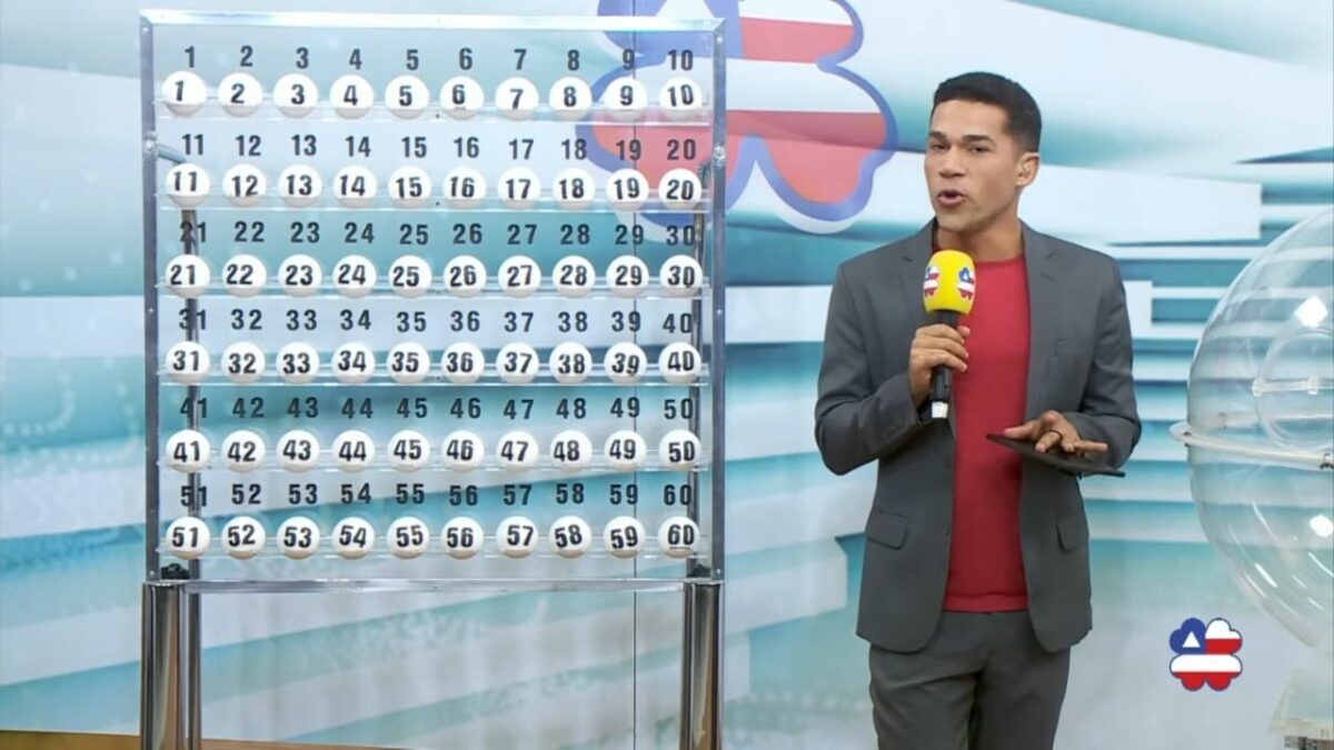 Apresentador do Bahia dá Sorte em frente ao painel com as bolas do sorteio deste domingo, 04 de maio