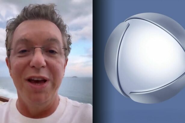 Boninho sorridente ao lado do logo da RECORD
