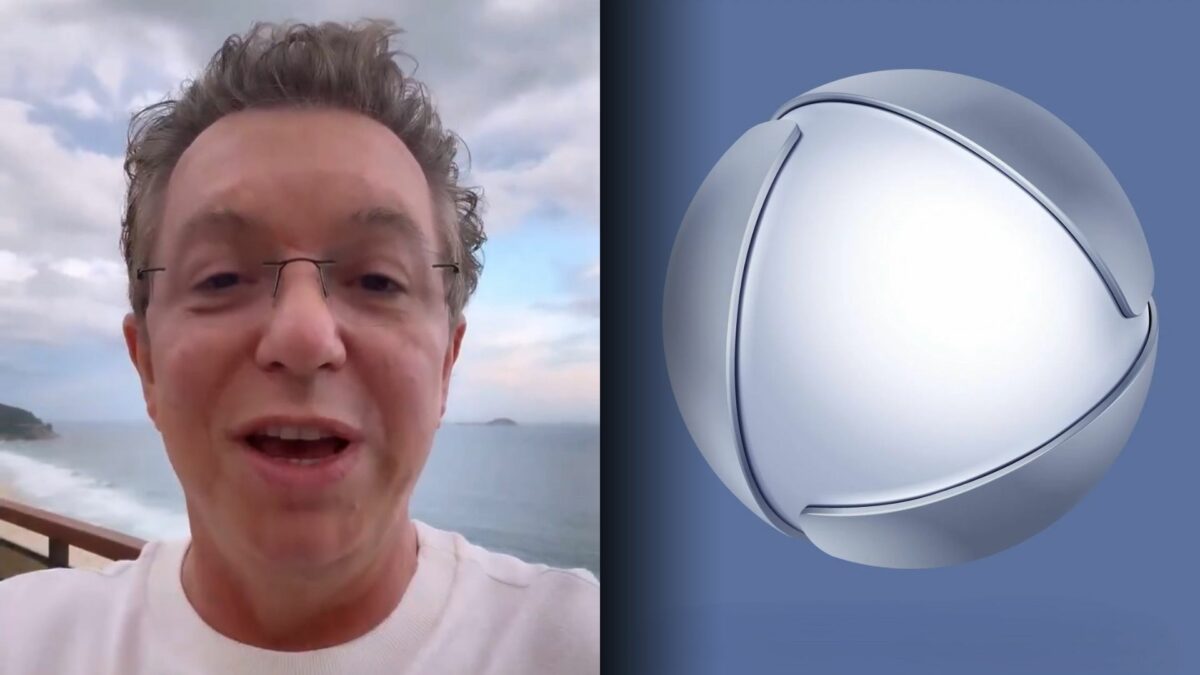 Boninho sorridente ao lado do logo da RECORD