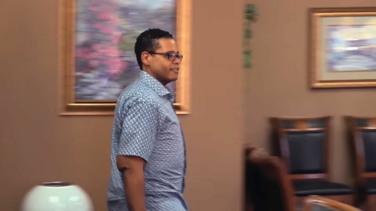 Brando andando em uma sala