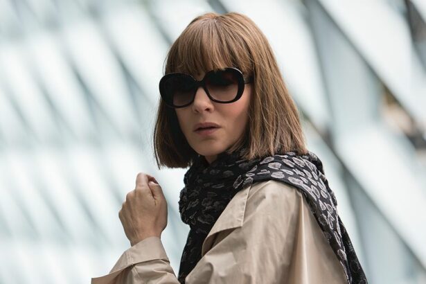 Mulher com peruca e ósculos escuro olhando de lado em cena do filme Cadê Você, Bernadette?