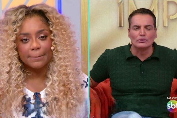 Cariúcha com semblante triste divide tela com Leo Dias que está estressado, sentado em uma poltrona no Fofocalizando do SBT