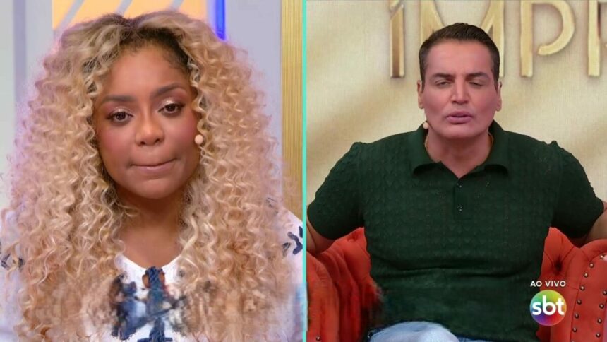 Cariúcha com semblante triste divide tela com Leo Dias que está estressado, sentado em uma poltrona no Fofocalizando do SBT