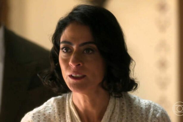 Clarice com os olhos cheios de lágrimas e com raiva em cena da novela Garota do Momento