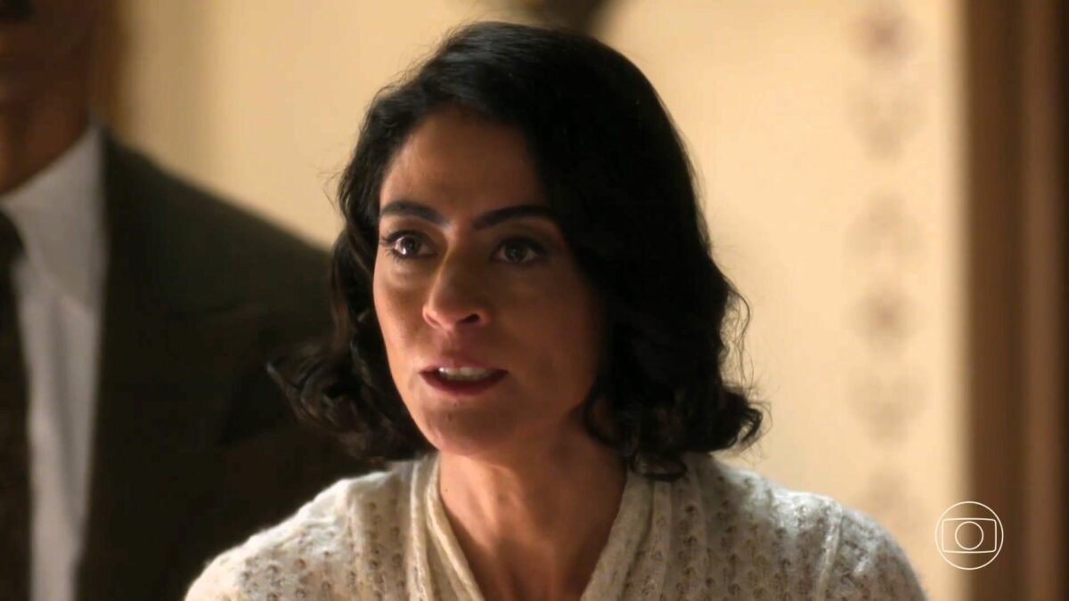 Clarice com os olhos cheios de lágrimas e com raiva em cena da novela Garota do Momento