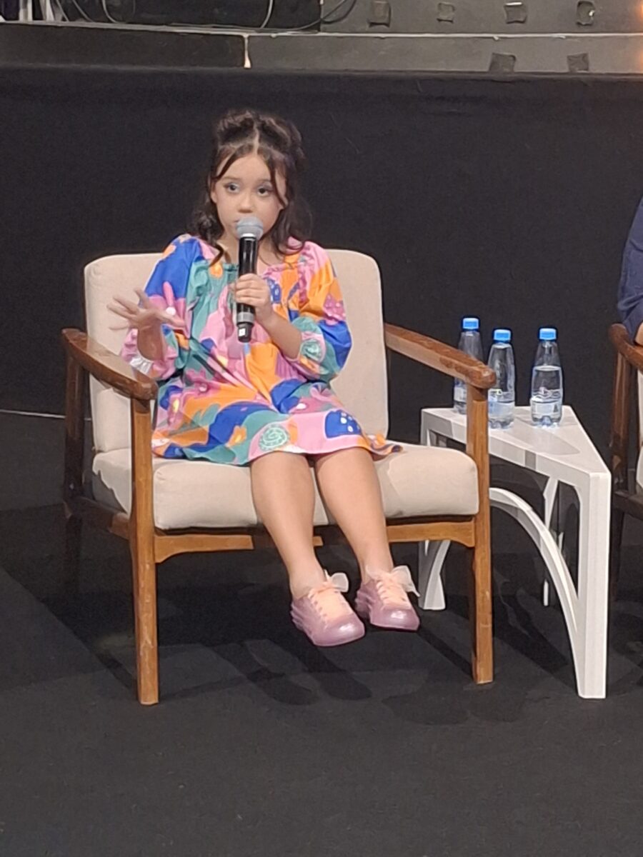 Ana Lívia, nova apresentadora do Devotos Mirins, sentada na coletiva de imprensa da TV Aparecida
