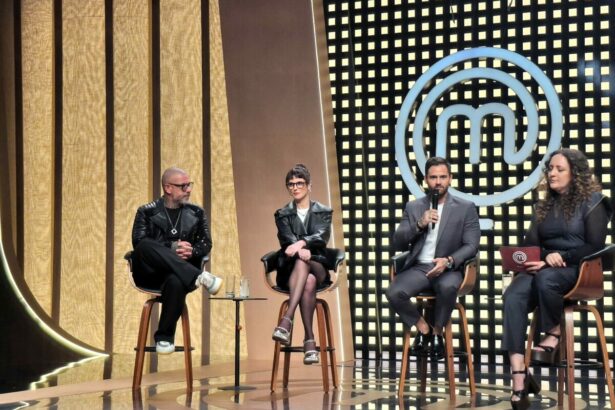 Henrique Fogaça, Helena Rizzo, Diego Lozano e a diretora Marisa Mestiço sentados em banquinhos no palco do novo cenário do MasterChef Brasil 2025