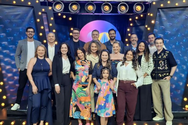 Apresentadores e direção da TV Aparecida em pé, reunidos e felizes, na coletiva de imprensa da nova programação
