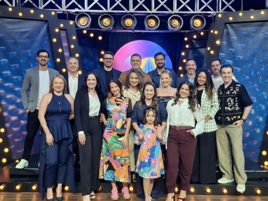 Apresentadores e direção da TV Aparecida em pé, reunidos e felizes, na coletiva de imprensa da nova programação