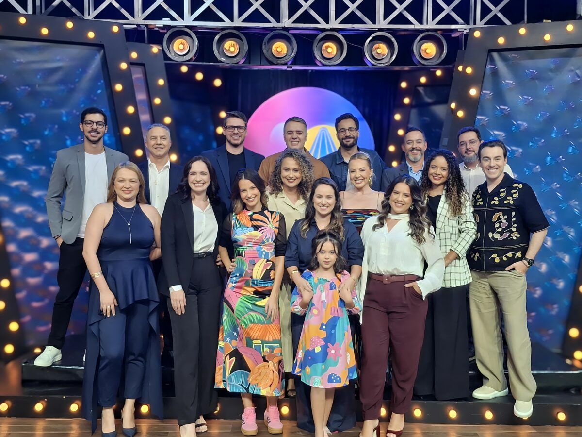 Apresentadores e direção da TV Aparecida em pé, reunidos e felizes, na coletiva de imprensa da nova programação