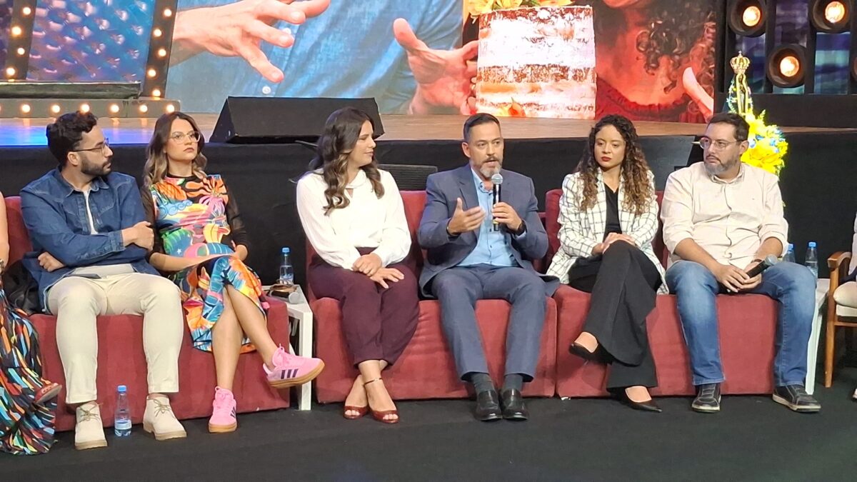 Apresentadores do TJ Aparecida na coletiva de imprensa da TV