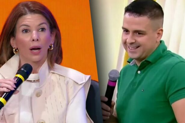 Daniela segura microfone do SBT e abre a boca assustada ao saber do golpe do pix na coletiva do SBT. Na divisão da imagem está o apresentador Marcelo Castro, o Juca, sorridente ao aparecer no cenário do Primeiro Impacto