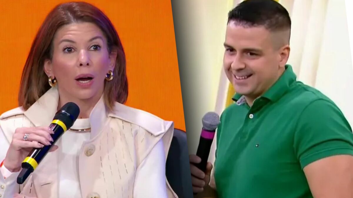 Daniela segura microfone do SBT e abre a boca assustada ao saber do golpe do pix na coletiva do SBT. Na divisão da imagem está o apresentador Marcelo Castro, o Juca, sorridente ao aparecer no cenário do Primeiro Impacto