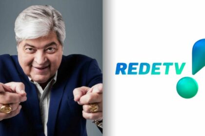 Datena de terno azul escuro e sem gravata ao lado do logo da RedeTV!. Ele está sorridente e apontando para você